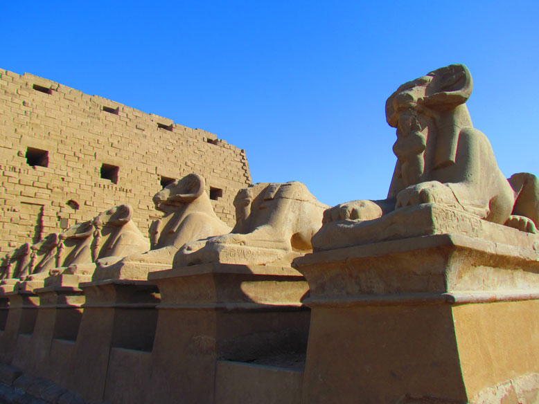 entrando en el templo de Karnak